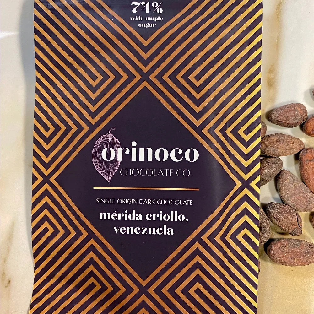 74% Mérida Criollo on a table with cocoa beans